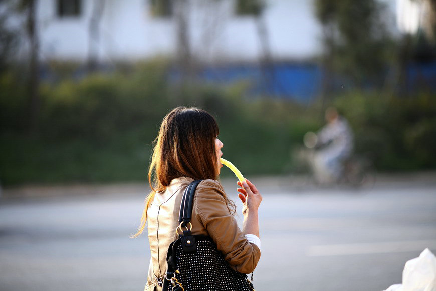 1028 街拍零食女生。猫咪和小狗5045_调整大小.JPG