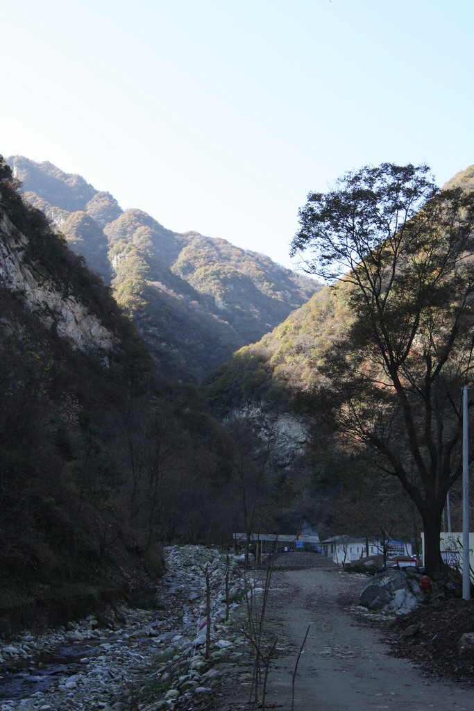 通向山里的村路