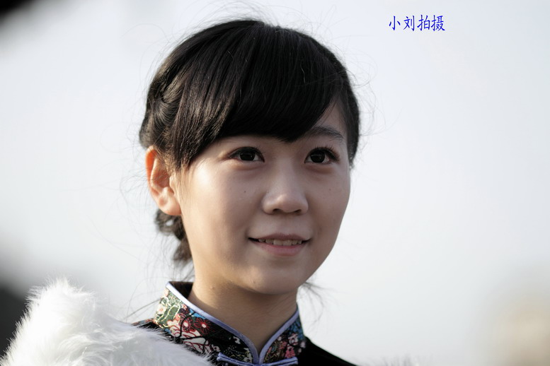 1111  城墙旗袍500d135K。2035L6453_调整大小.JPG