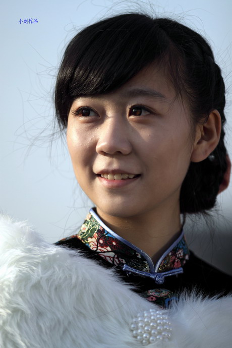 1111  城墙旗袍500d135K。2035L6455_调整大小.JPG