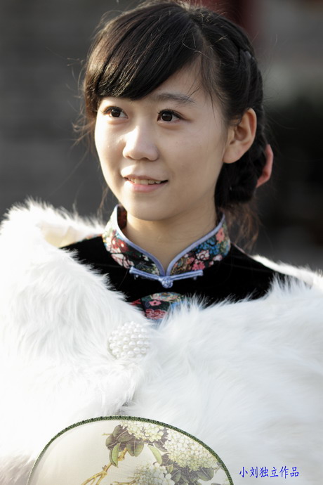 1111  城墙旗袍500d135K。2035L6458_调整大小.JPG