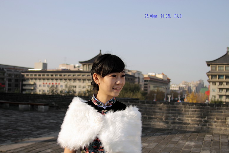 1111  城墙旗袍500d135K。2035L6465_调整大小.JPG