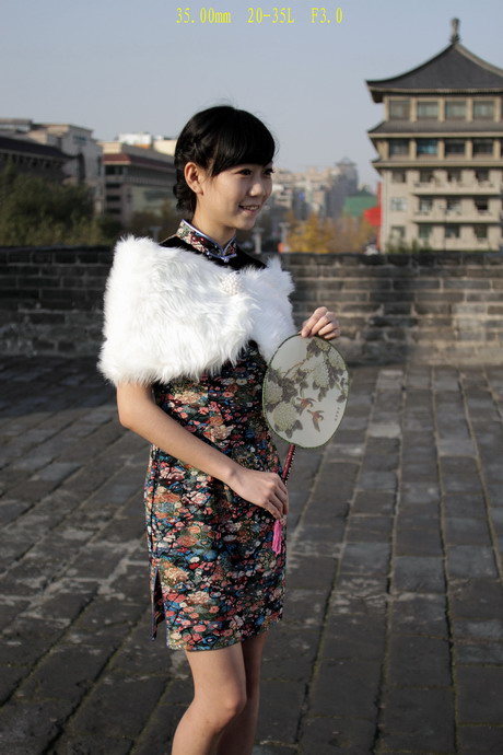 1111  城墙旗袍500d135K。2035L6466_调整大小.JPG