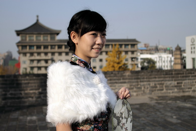 1111  城墙旗袍500d135K。2035L6469_调整大小.JPG