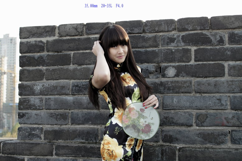 1111  城墙旗袍500d135K。2035L6472_调整大小.JPG