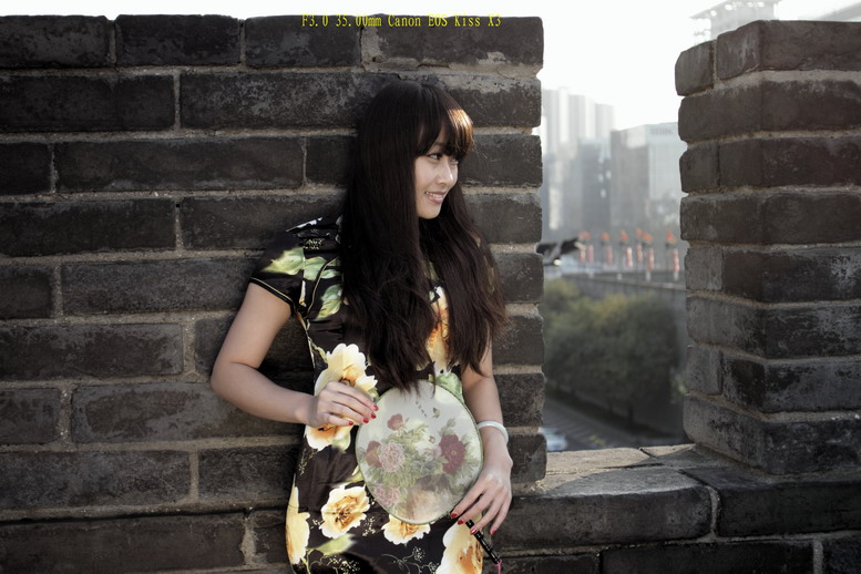 1111  城墙旗袍500d135K。2035L6478_调整大小.JPG