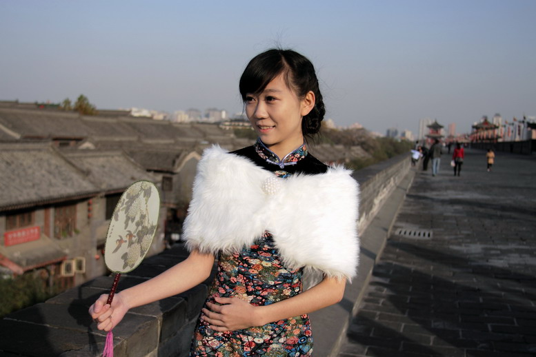 1111  城墙旗袍500d135K。2035L6496_调整大小.JPG