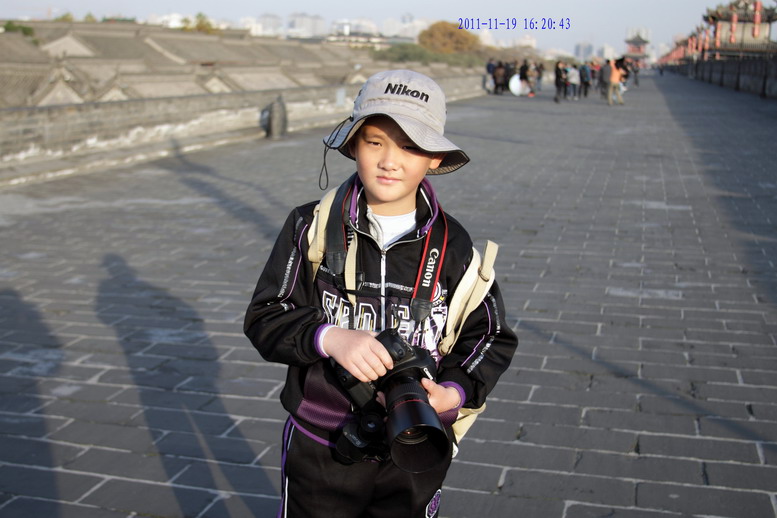 1111  城墙旗袍500d135K。2035L6505_调整大小.JPG