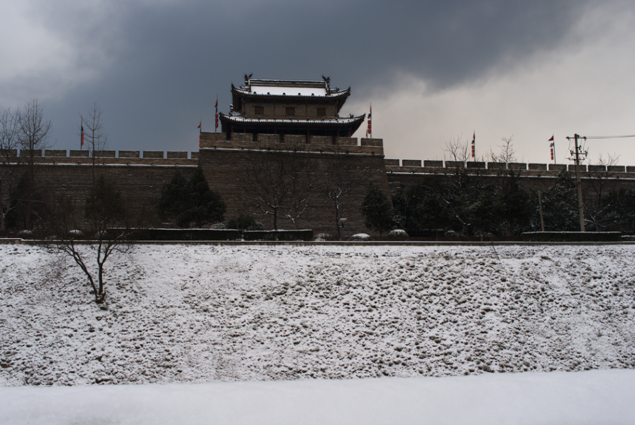 除夕日，早上路过西安古城东南角，眼见一股黑云压成而来...