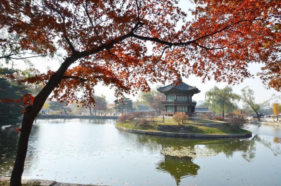 -深宫锁秋-2011年11月3日拍摄于韩国首尔景福宫，远处的宫亭与周边的红叶组成了一幅深宫.jpg