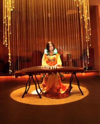 谁能红颜长不老？谁能寿终不归西？英豪风烛残年时，美女几多去争宠？我愿于世无争端，琴声伴我越古今