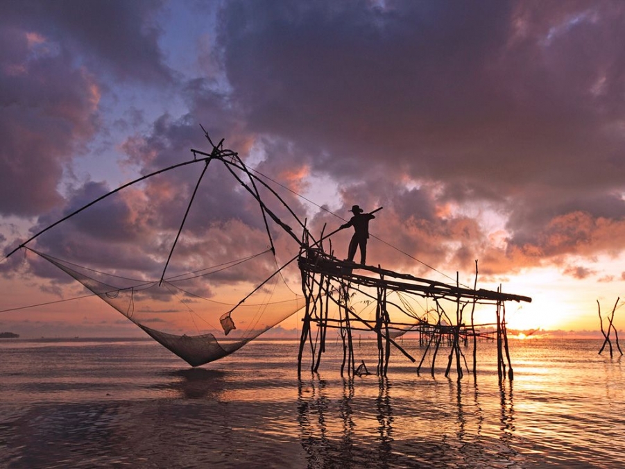 fisherman-thailand-dawn_50506_990x742.jpg