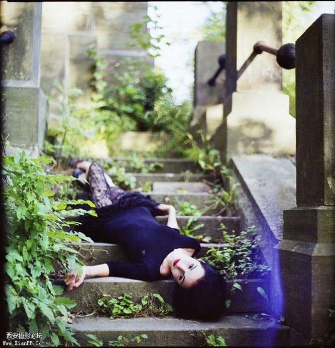 On_the_stairs_by_psychiatrique-673x700.jpg