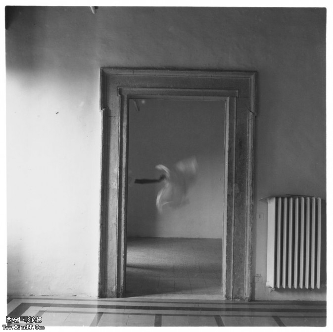 1239295968_Francesca-Woodman-From-Angel-Series-Rome-Italy-1977-I127.5_WEB_2-673x671.jpg