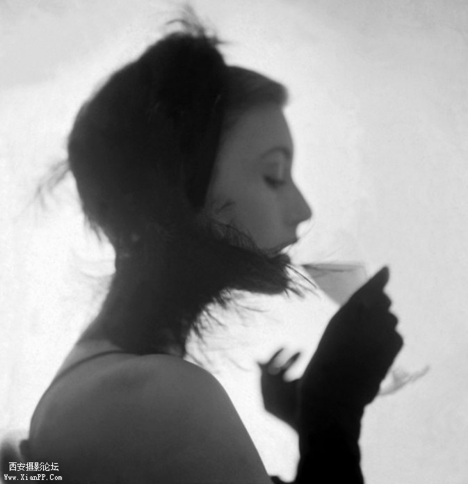 girl-drinking-673x696.jpg
