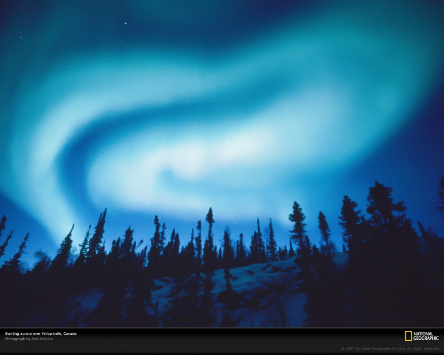 加拿大耶洛奈夫上空的极光  作者  Paul Nicklen.jpg