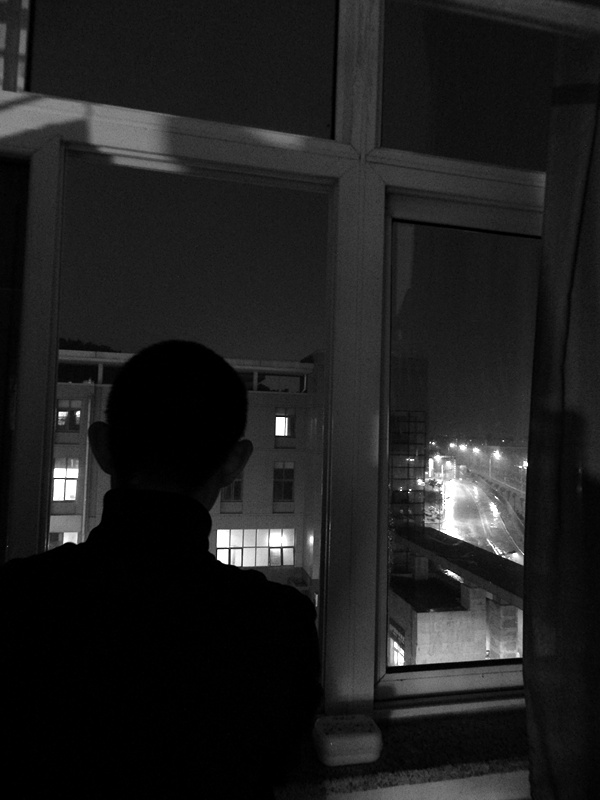 窗外，灯火辉煌