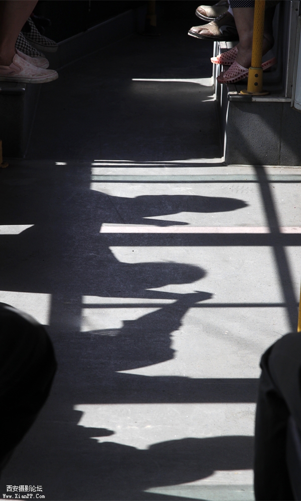 北京的公交到了高峰期能挤出病来，我初去北京第一次挤公交就被一大妈用手乱打了我的脸一下，顿时鼻血狂飙， ...