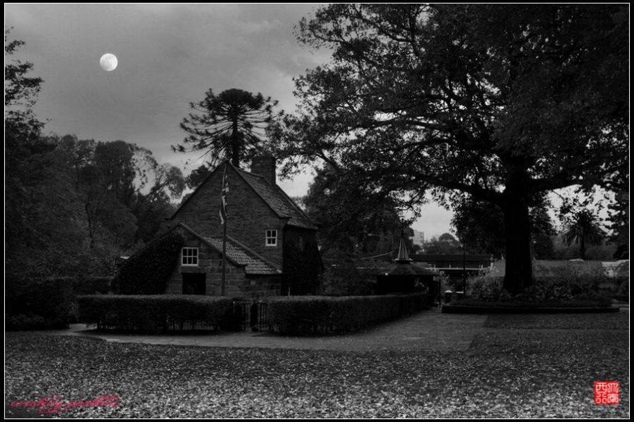 小屋无语岁长流，冷月寂寞思库克。