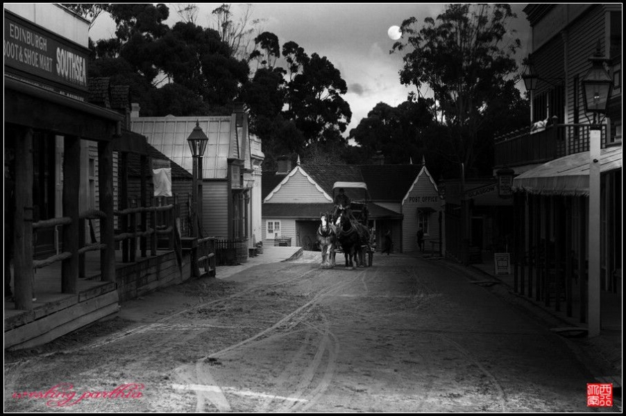 月挂树梢驿车到,夜半风尘黄金梦。
