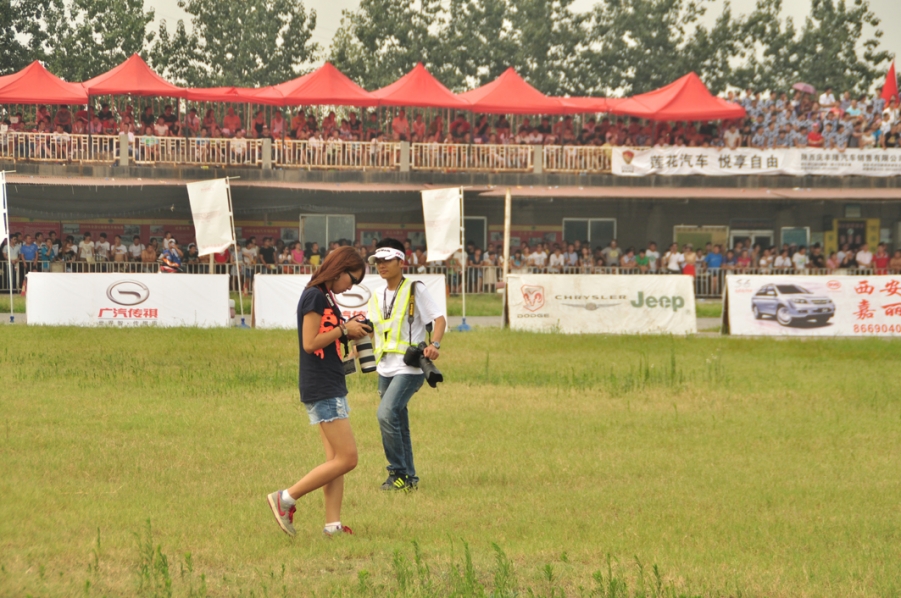 美女同行。。。。。。