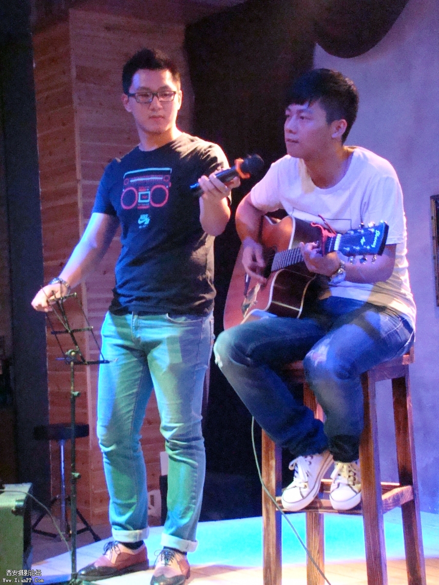 因现场无麦架，我们草地音乐会西安地区的另一组织者也上台客串了移动麦架，O(∩_∩)O哈哈~够敬业！