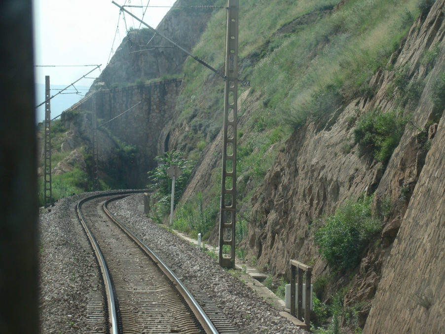 回程时正好坐最后一节车厢，在列车员的特许下，进入尾部拍的，我爱上了后车厢窗外的火车轨道！