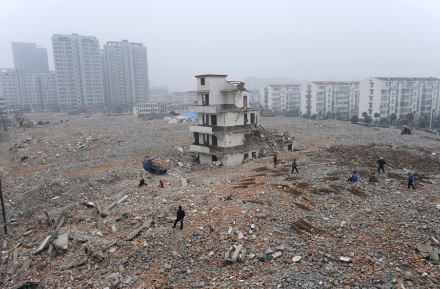 5、2010年2月2日，在安徽省合肥市某建筑工地上最后一个“钉子户”。当地媒体称户主是希.jpg