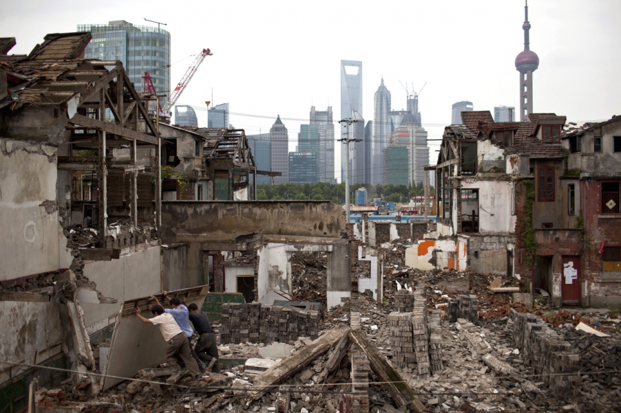 37、2012年9月5日，上海闹市区的搬迁工人在拆除的居民区工作。.jpg