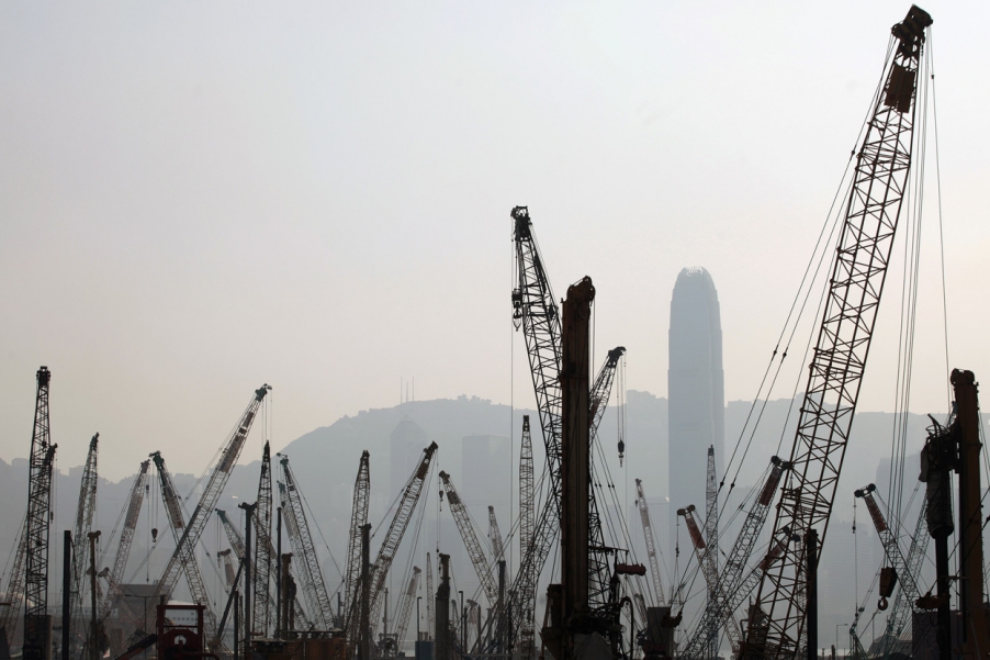 50、2010年11月25日，从香港九龙区拍到，中国南方城市广州建设通往九龙的高速公路的画面。.jpg