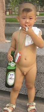 0光屁股抽烟喝酒小男孩.jpg