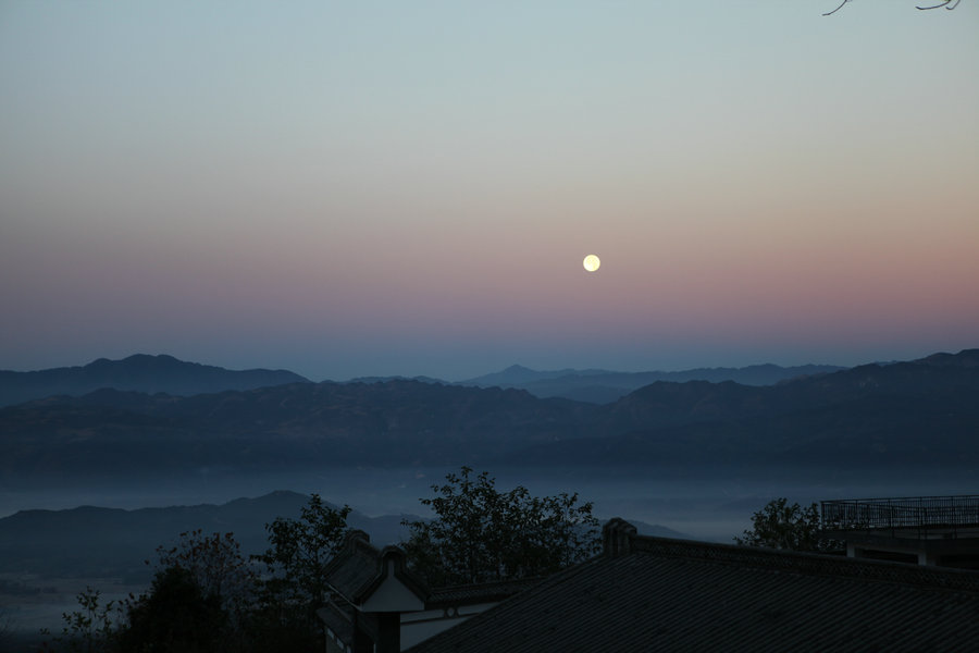 高黎贡山清晨观月亮