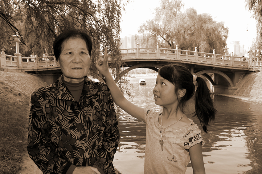 老人的专注和小孩的活泼形成鲜明的对比