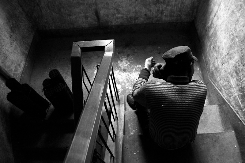  这时他在楼梯间休息。