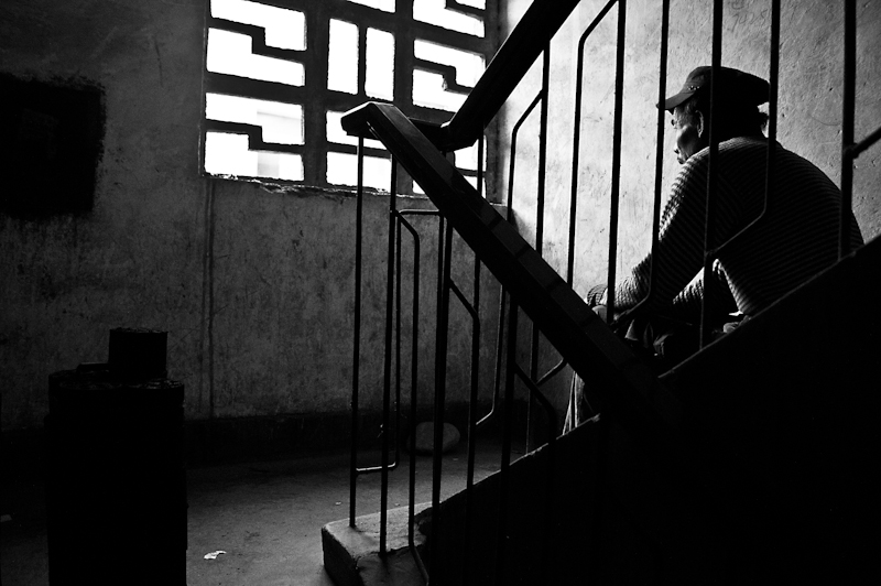  这时他在楼梯间休息。