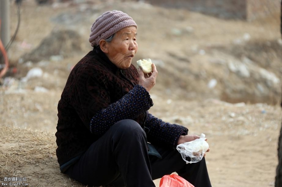 nEO_IMG_赶集饿了坐下吃个包子充充饥.jpg