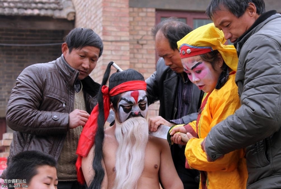 民间艺人正在装扮“血故事‘的情景 (6).jpg