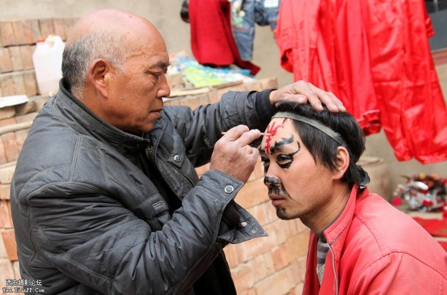民间艺人正在装扮“血故事‘的情景 (9).jpg