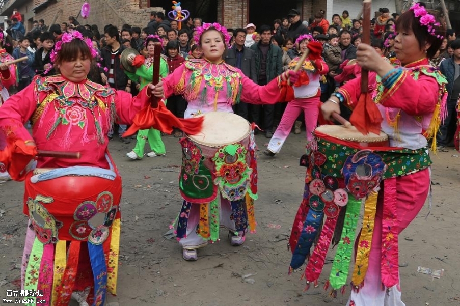 “村姑们打扮的如花似玉打起花苫鼓 (4).jpg