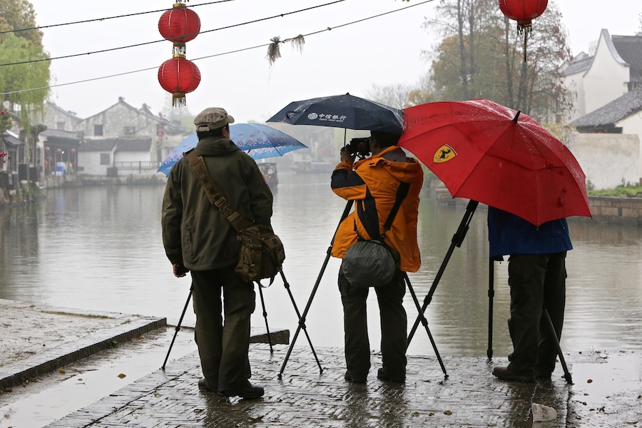 8雨中的古镇西塘吸引了众多摄影爱好者.JPG