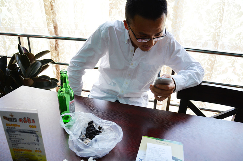 我会告诉你猪猪在喝啤酒吃带皮花生吗