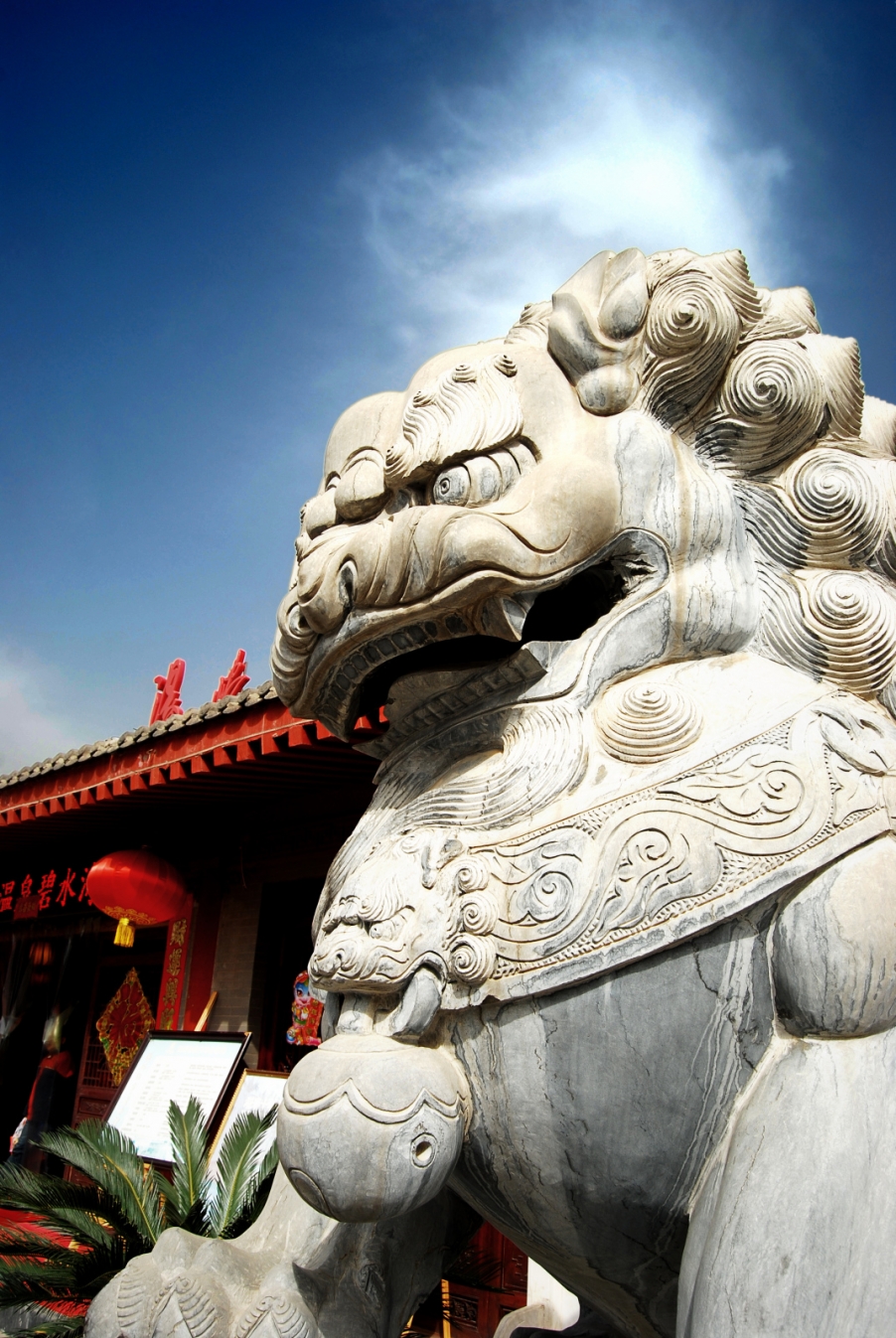 汤浴温泉门口的石狮子