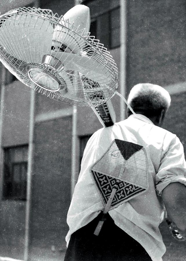 复件 86年丰收后农民”鸟枪换了炮“.jpg