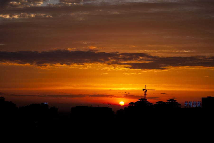 日落虽让人感觉是一天的完结篇，其实同时预示着第二天即将来临