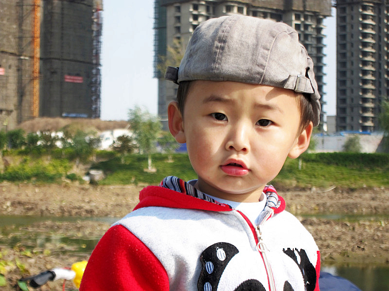 爸爸问孩子：那高楼漂亮吗》孩子不以为然的说：我长大了也去盖大楼，比他们盖得还漂亮。