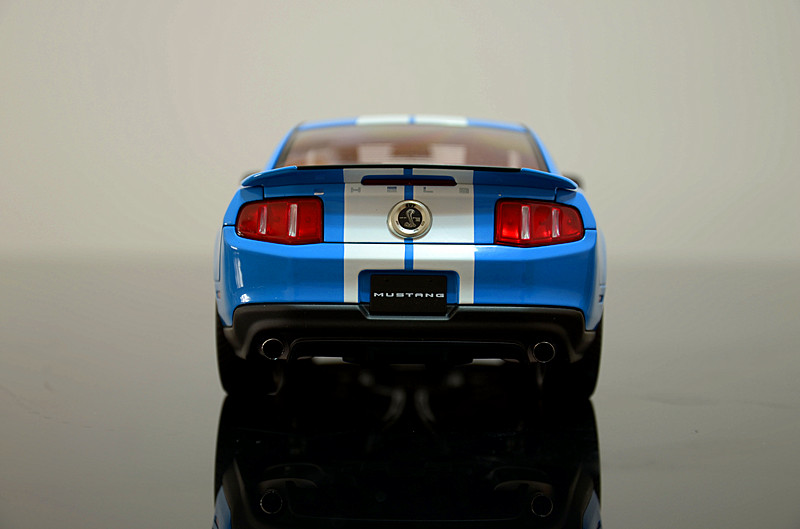 尾灯像眼镜蛇眼睛