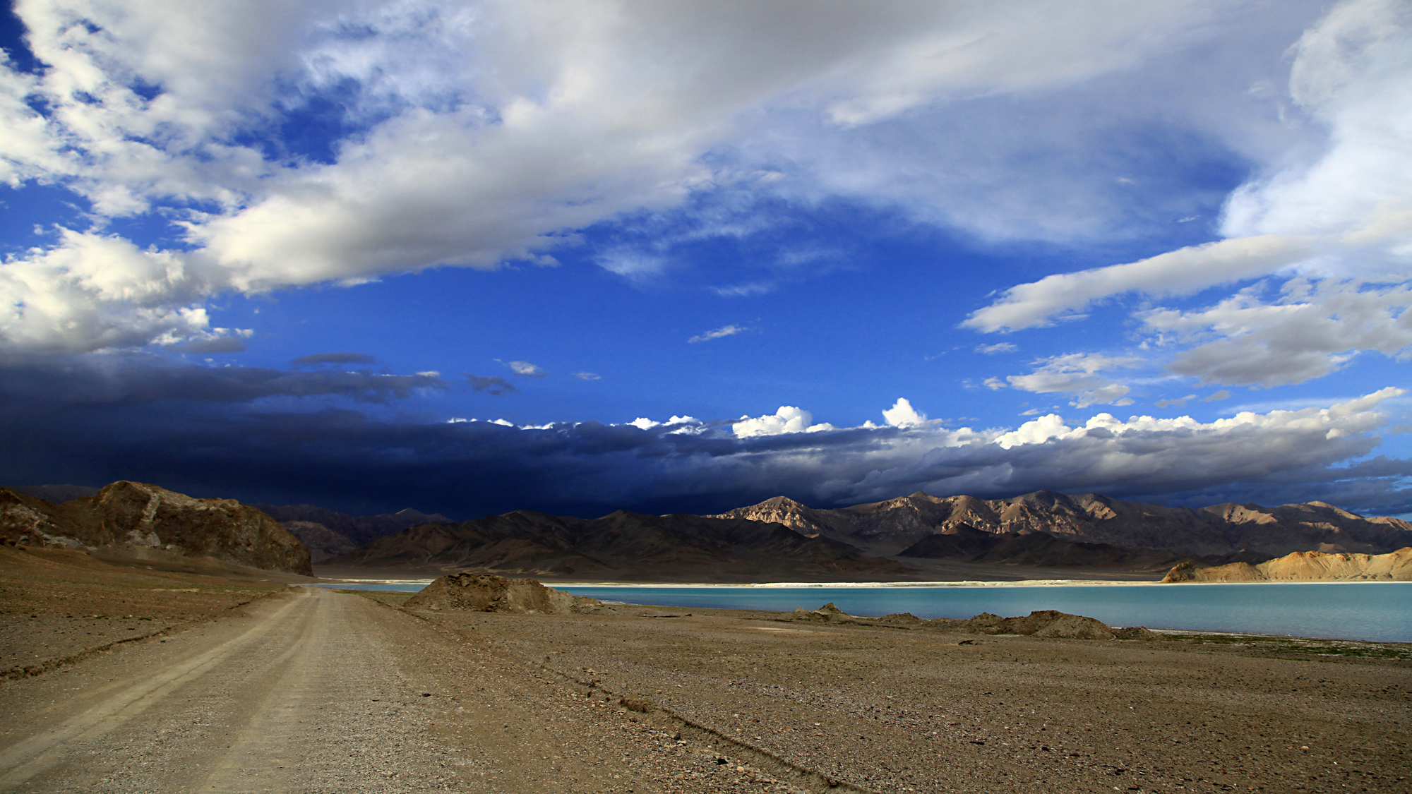 它是世界上最艰险的公路之一。它穿越举世闻名的昆仑山、喀喇昆仑山、岗底斯山、喜马拉雅山，翻越16个冰大坂 ...
