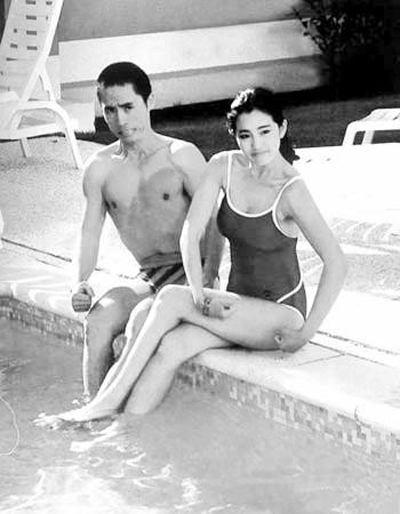 张艺谋与巩俐在泳池旁.jpg