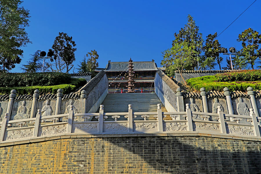 08-大雄宝殿前景.JPG