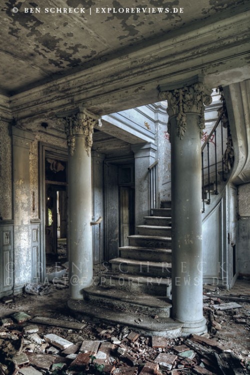 lost-places-Chateau-Abandonne-explorerviews-500x750.jpg